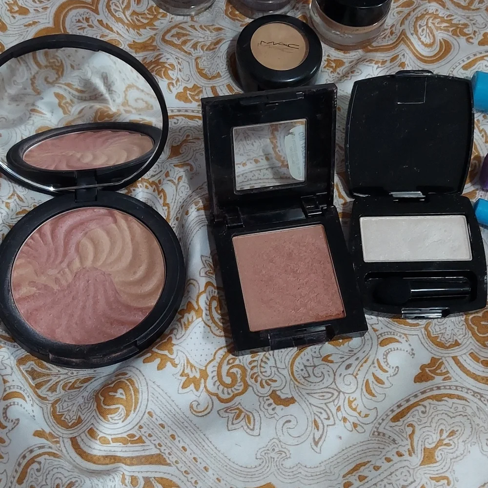 Lot of makeup - Picture 8 of 14